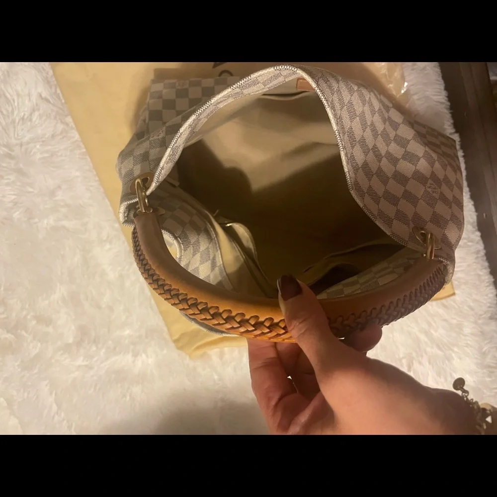 Louis Vuitton Artsy MM bag. Barely used!! - Picture 7 of 17